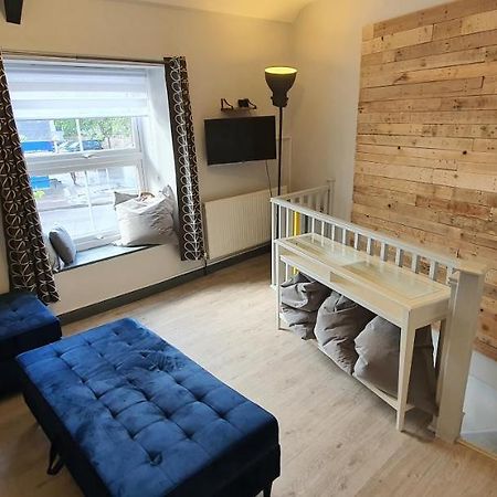 Cheddar Village Apartment Bagian luar foto