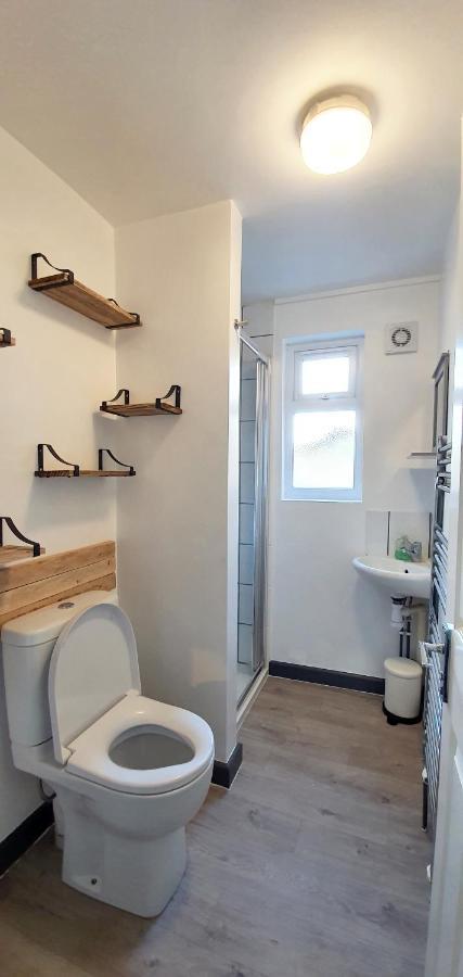 Cheddar Village Apartment Bagian luar foto